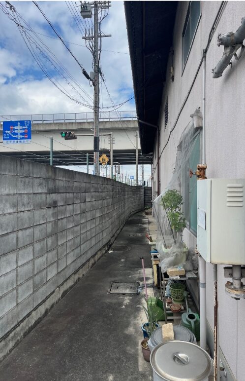倉庫の擁壁補強工事ビフォー1