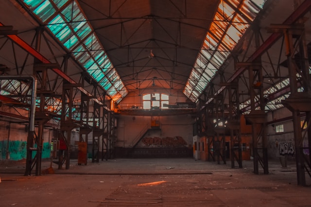 そのサビ、放置厳禁！倉庫屋根の塗り替えが必要なサイン