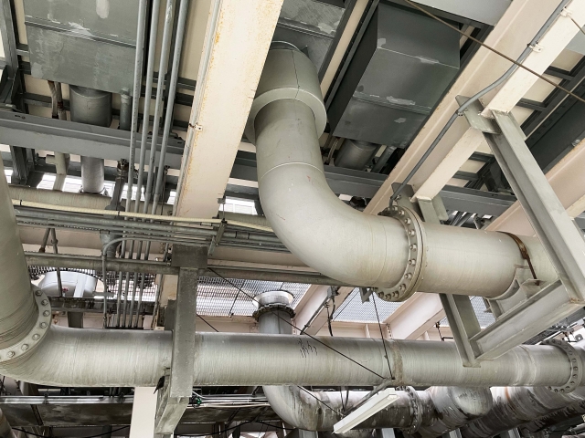 製品被害を防ぐ！工場の雨漏り修理費用と補助金・保険の活用法