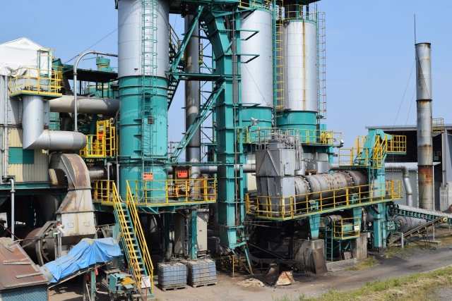 工場床にひび割れが起きる主な原因と放置リスク