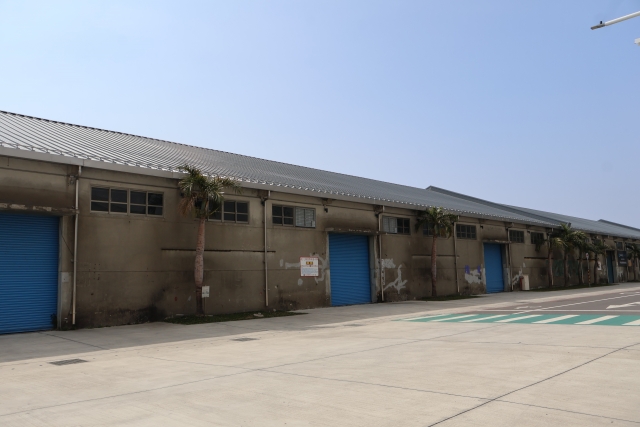 倉庫外壁の剥がれを見逃さないチェックポイント