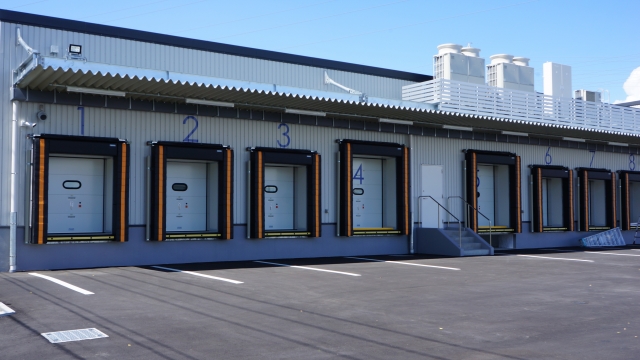 倉庫外壁の剥がれ補修方法と業者選びのポイント