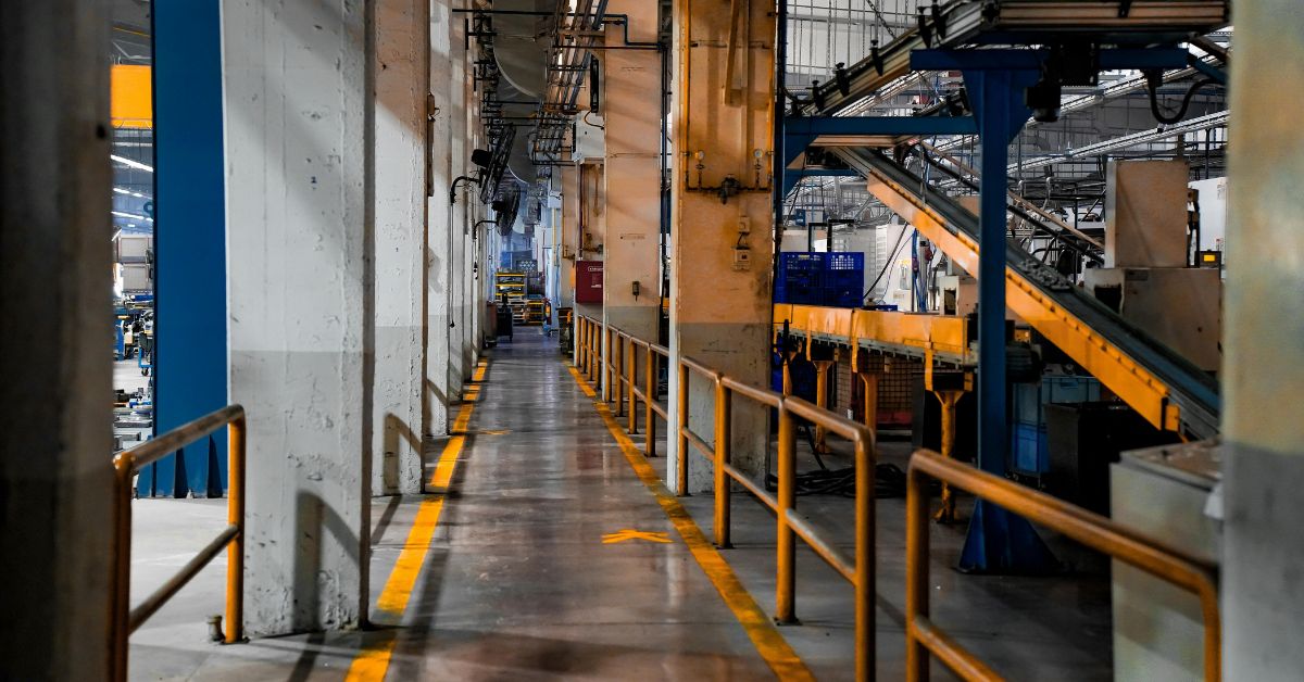 【工場の床ひび割れ】放置は危険!原因・補修方法・費用相場をわかりやすく解説