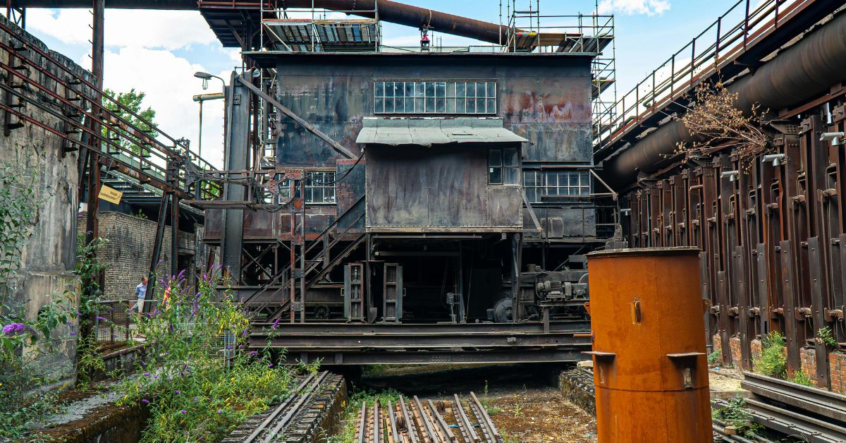 工場の鉄骨錆対策|外壁・屋根から始める長寿命化と補助金活用ガイド